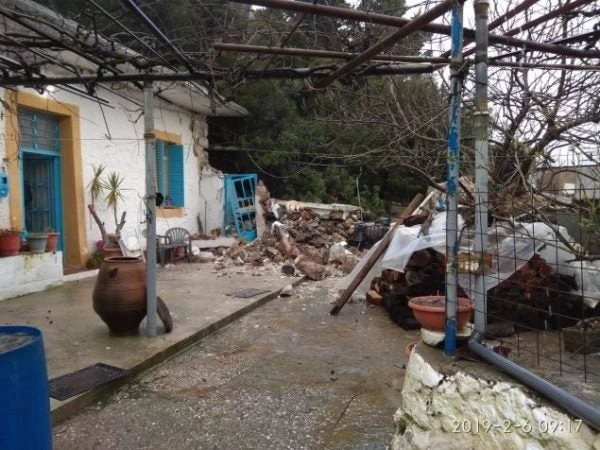 Σφακιά: Γυναίκα σώθηκε απο θαύμα όταν βράχος καταπλάκωσε το σπίτι της!